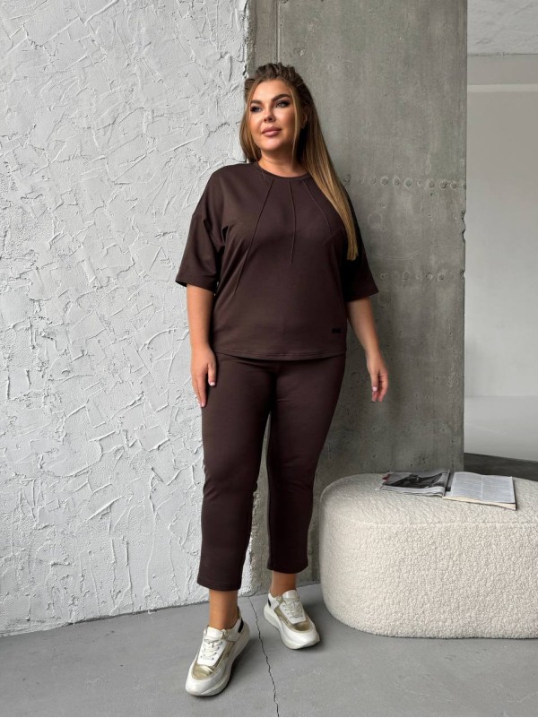 Легкий спортивний костюм коричневого кольору 30943