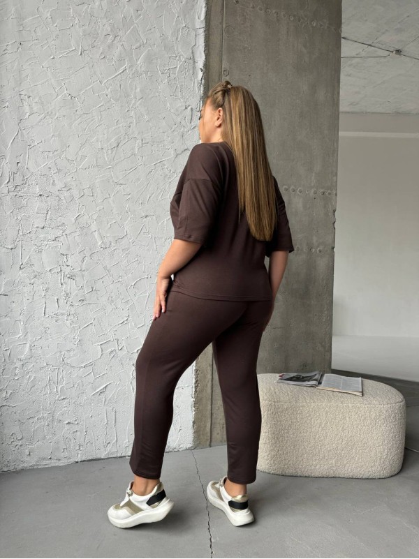 Легкий спортивний костюм коричневого кольору 30943