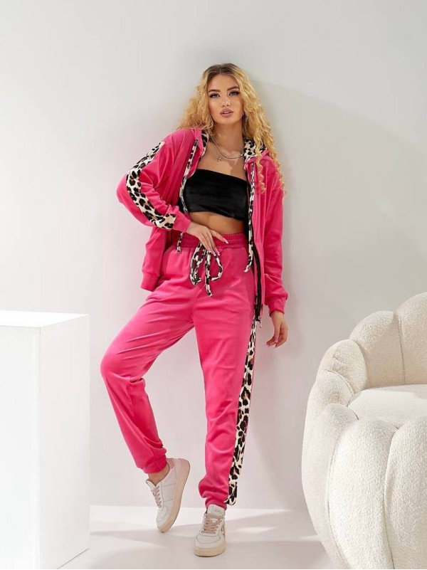 Велюровий жіночий костюм з леопардовими вставками малинового кольору 30990