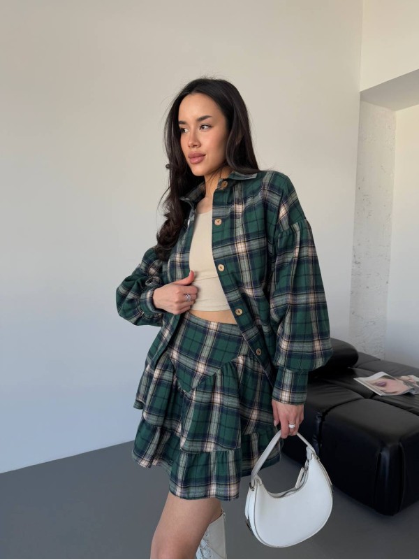 Жіночий костюм зі спідницею в клітку зеленого кольору 31070