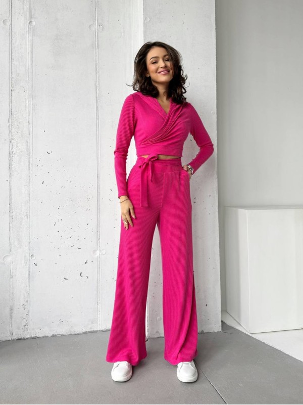 Прогулянковий жіночий костюм у рубчик малинового кольору 31109