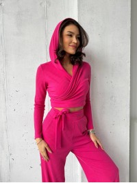 Прогулянковий жіночий костюм у рубчик малинового кольору 31109