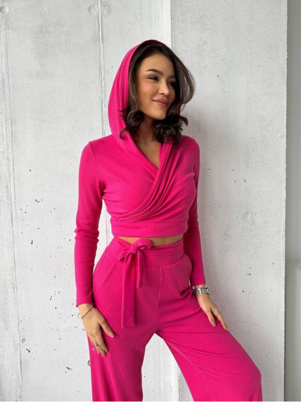 Прогулянковий жіночий костюм у рубчик малинового кольору 31109