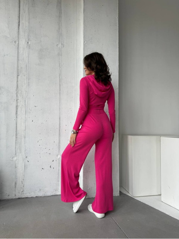 Прогулянковий жіночий костюм у рубчик малинового кольору 31109