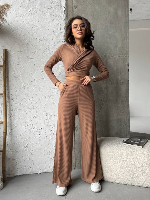 Прогулянковий жіночий костюм у рубчик кавового кольору 31110