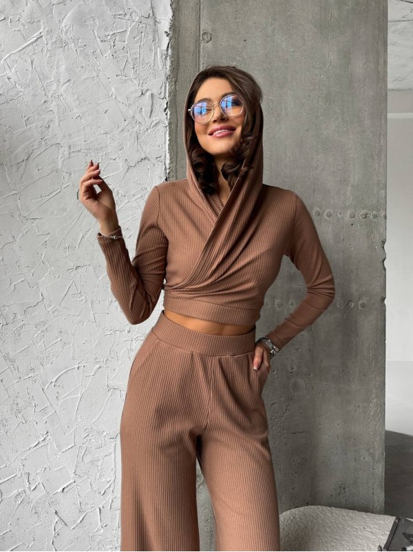 Прогулянковий жіночий костюм у рубчик кавового кольору 31110