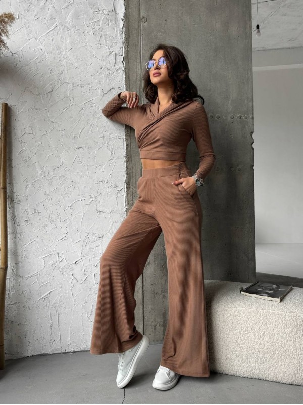 Прогулянковий жіночий костюм у рубчик кавового кольору 31110