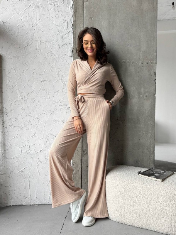 Прогулянковий жіночий костюм у рубчик бежевого кольору 31111