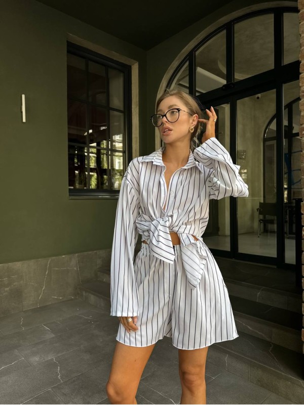 Легкий костюм із шортами білого кольору 31137