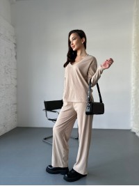 Жіночий прогулянковий костюм з трикотажу в рубчик бежевого кольору 31196