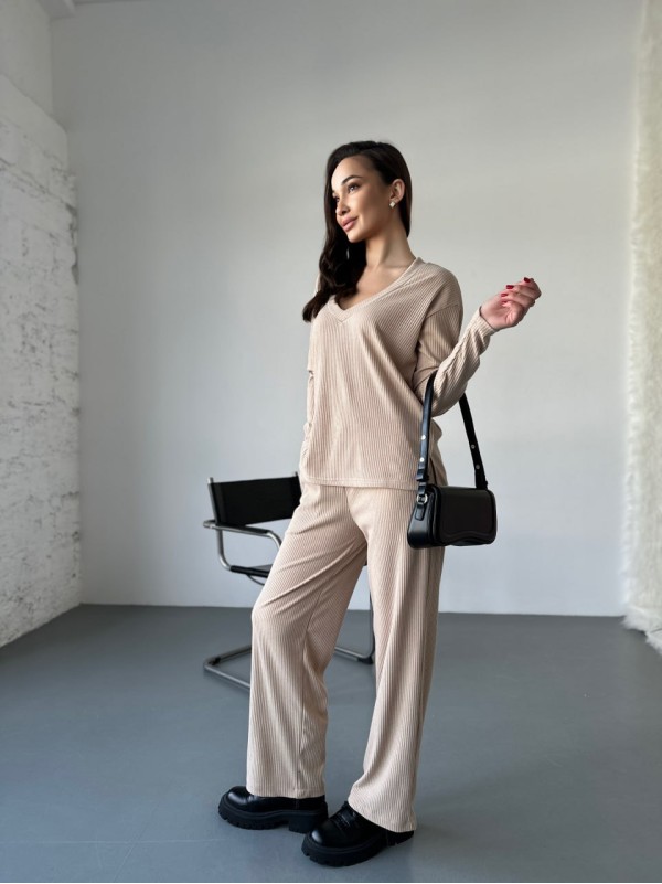 Жіночий прогулянковий костюм з трикотажу в рубчик бежевого кольору 31196