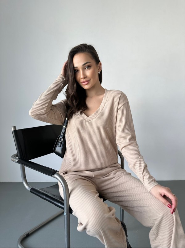 Жіночий прогулянковий костюм з трикотажу в рубчик бежевого кольору 31196