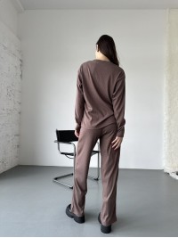 Жіночий прогулянковий костюм з трикотажу в рубчик кавового кольору 31197