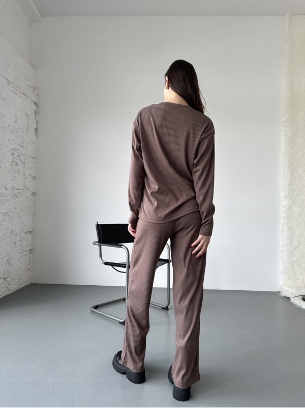 Жіночий прогулянковий костюм з трикотажу в рубчик кавового кольору 31197