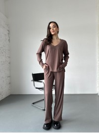 Жіночий прогулянковий костюм з трикотажу в рубчик кавового кольору 31197