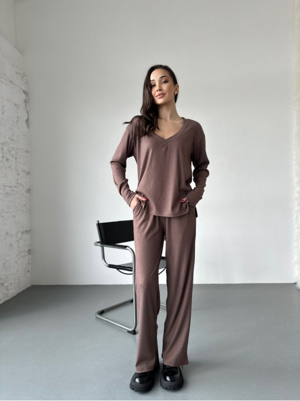 Жіночий прогулянковий костюм з трикотажу в рубчик кавового кольору 31197