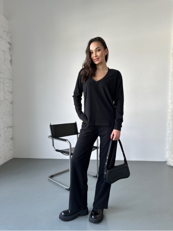 Жіночий прогулянковий костюм з трикотажу в рубчик чорного кольору 31198