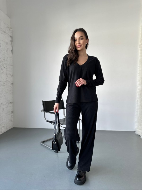 Жіночий прогулянковий костюм з трикотажу в рубчик чорного кольору 31198