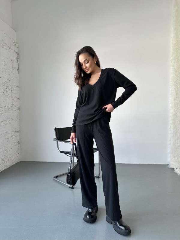 Жіночий прогулянковий костюм з трикотажу в рубчик чорного кольору 31198