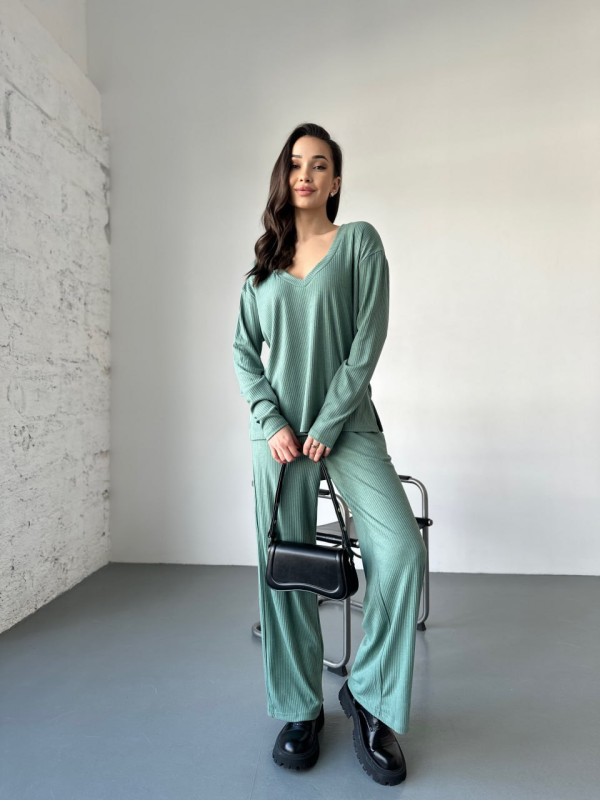 Жіночий прогулянковий костюм з трикотажу в рубчик фiсташкового кольору 31199