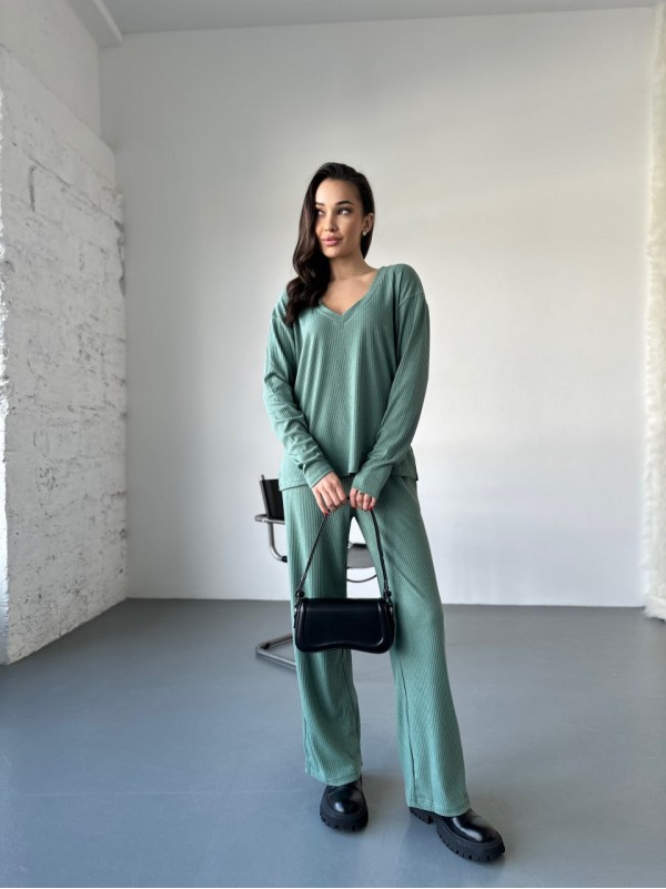 Жіночий прогулянковий костюм з трикотажу в рубчик фiсташкового кольору 31199