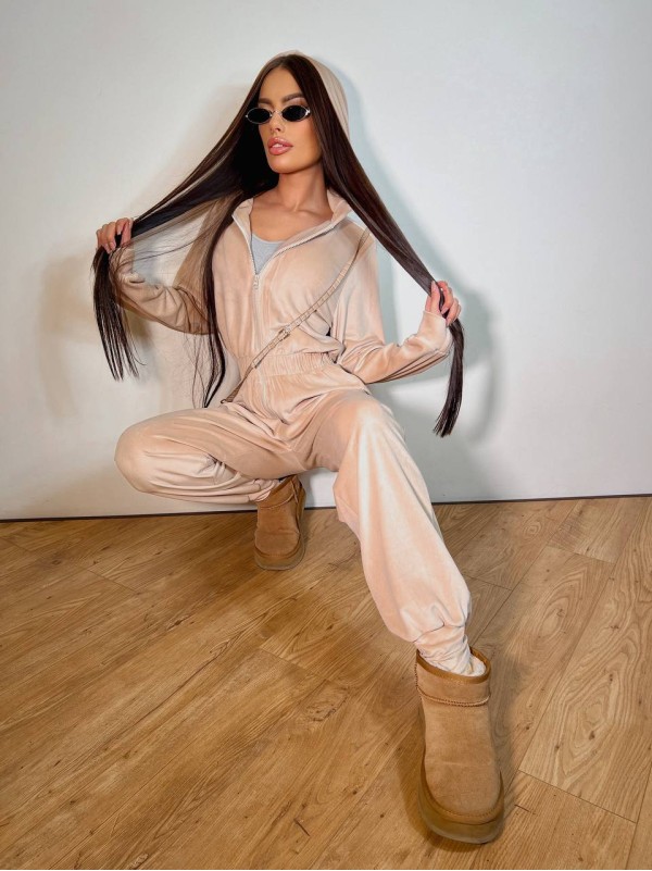 Жіночий велюровий комбінезон бежевого кольору 31228