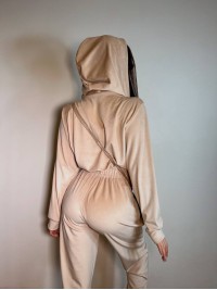 Жіночий велюровий комбінезон бежевого кольору 31228