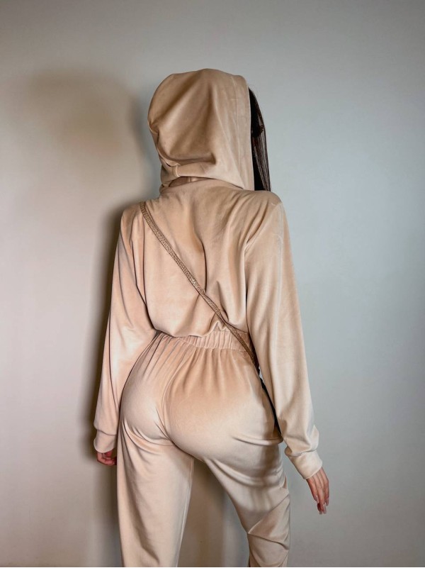 Жіночий велюровий комбінезон бежевого кольору 31228