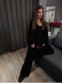 Велюровий жіночий костюм чорного кольору 31236
