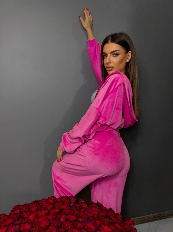 Велюровий жіночий костюм малинового кольору 31237