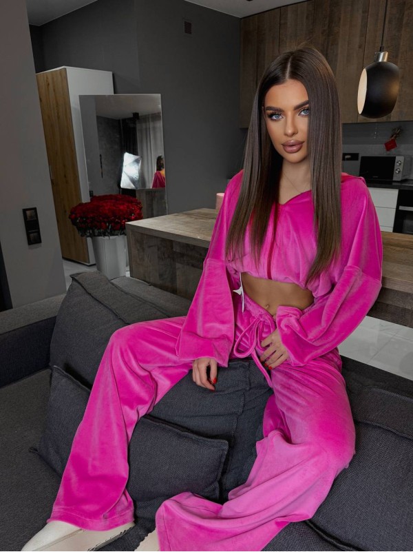 Велюровий жіночий костюм малинового кольору 31237