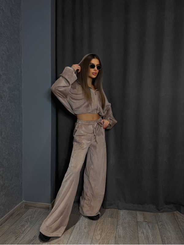 Велюровий жіночий костюм кавового кольору 31238