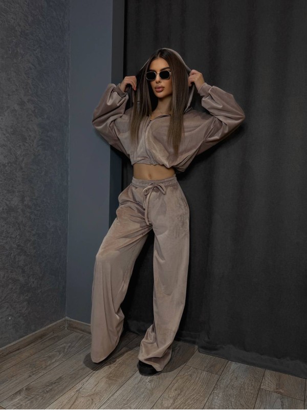 Велюровий жіночий костюм кавового кольору 31238