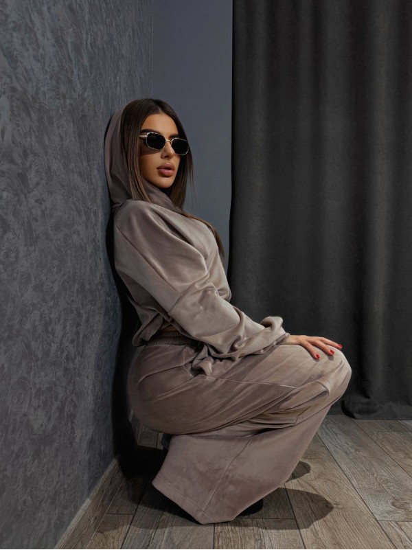 Велюровий жіночий костюм кавового кольору 31238