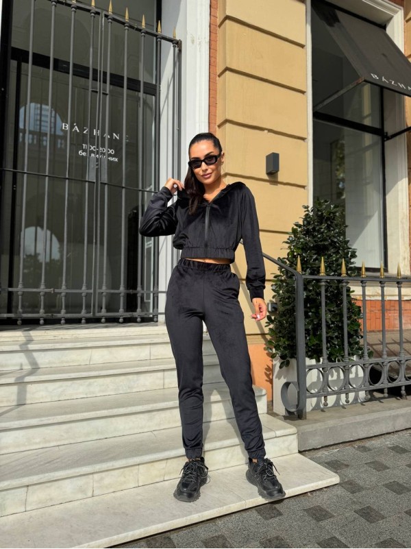 Велюровий жіночий костюм чорного кольору 31265