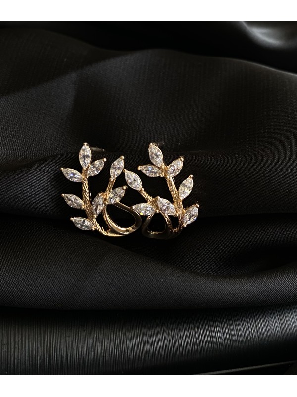 Сережки "Гілочка" англійський замок золотого кольору з білим камінчиком 31321