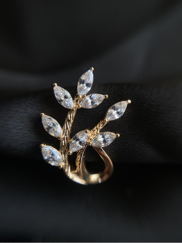 Сережки "Гілочка" англійський замок золотого кольору з білим камінчиком 31321