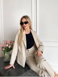 Жіночий класичний костюм бежевого кольору 31372