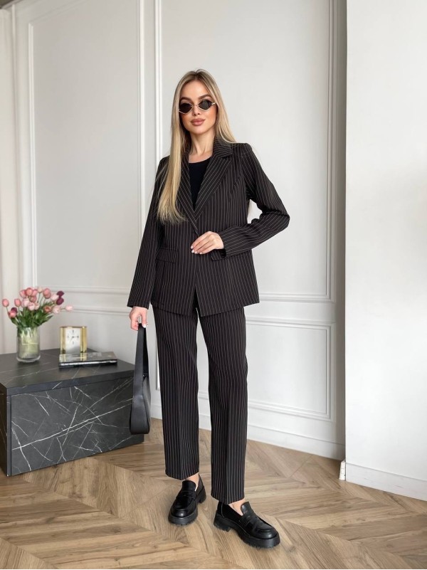 Жіночий класичний костюм чорного кольору 31373