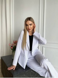 Жіночий класичний костюм бiлого кольору 31374