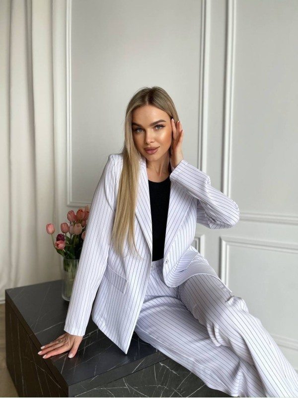 Жіночий класичний костюм бiлого кольору 31374