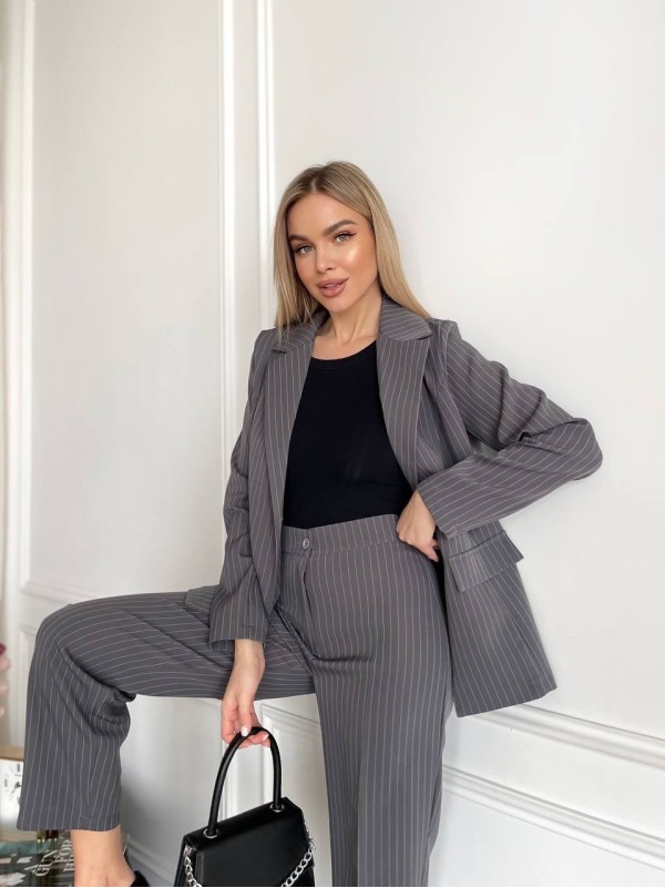 Жіночий класичний костюм сiрого кольору 31375