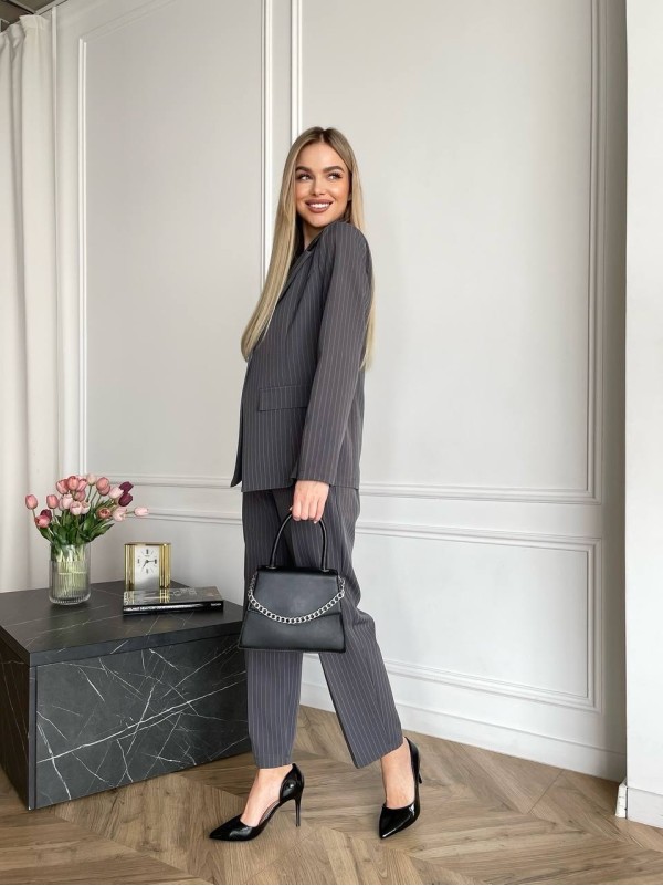 Жіночий класичний костюм сiрого кольору 31375