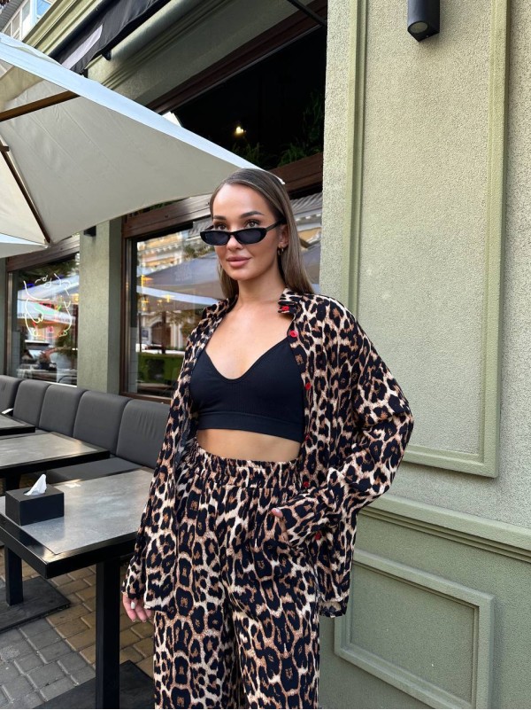 Жіночий прогулянковий костюм у леопардовому стилі коричневого кольору 31376