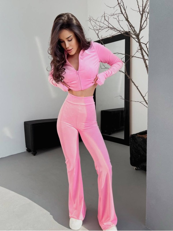 Велюровий жіночий костюм рожевого кольору 31421