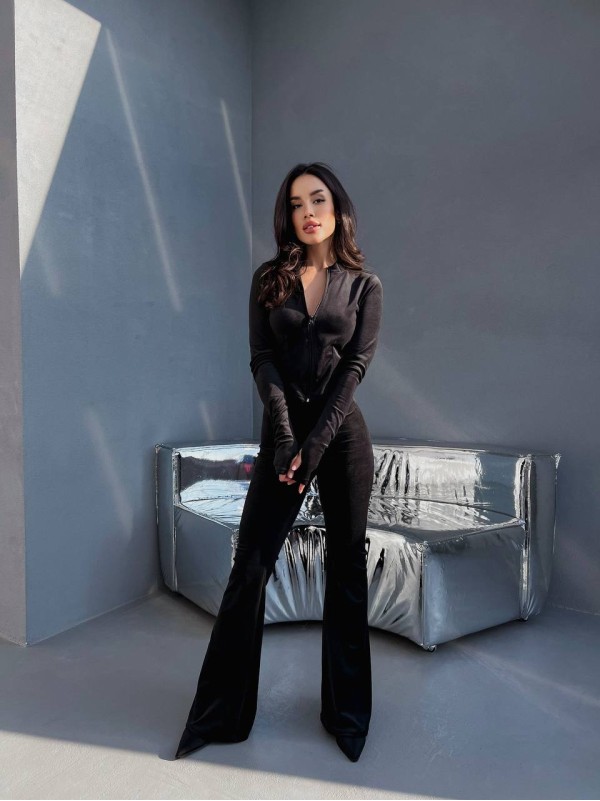 Велюровий жіночий костюм чорного кольору 31422