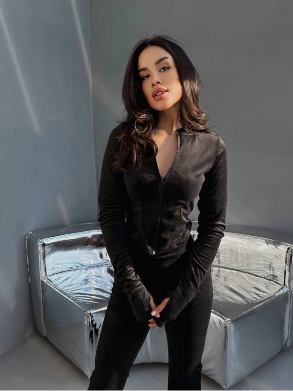 Велюровий жіночий костюм чорного кольору 31422