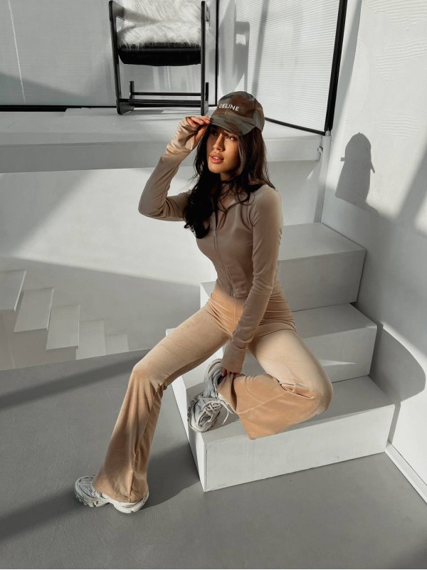 Велюровий жіночий костюм бежевого кольору 31423