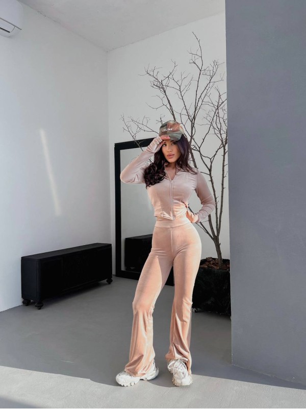 Велюровий жіночий костюм бежевого кольору 31423