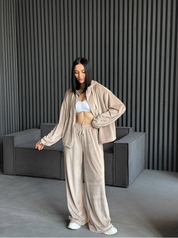 Велюровий жіночий костюм на блискавці бежевого кольору 31472